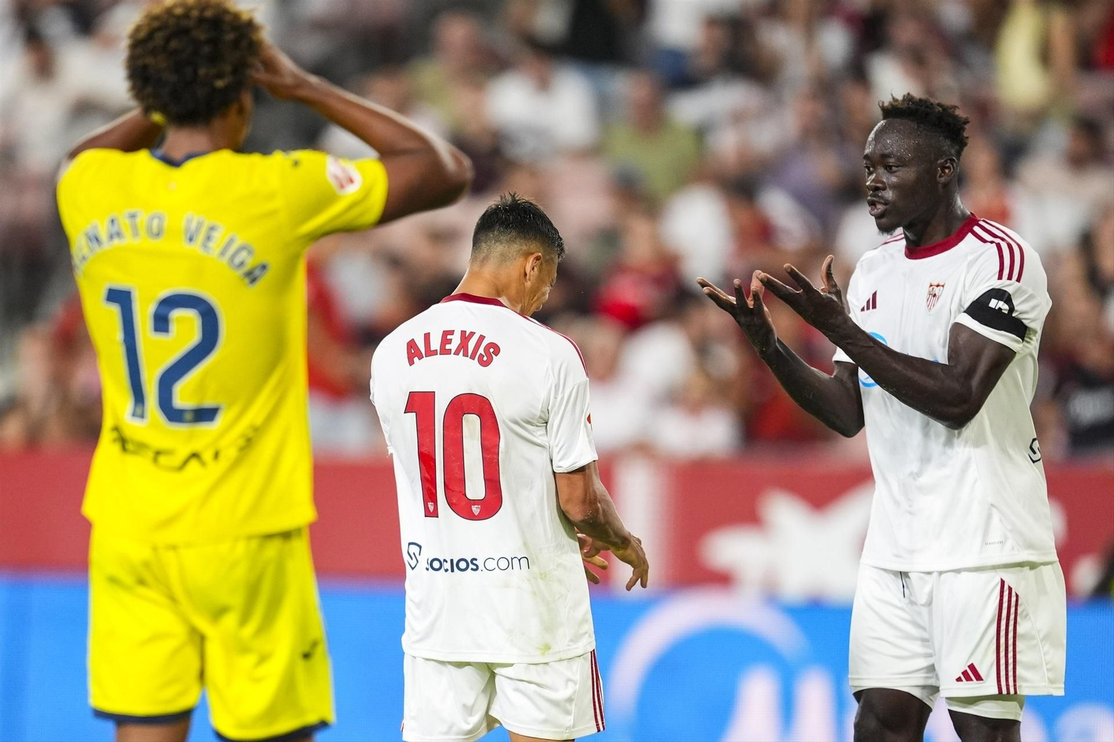 Akor Adams se lamenta de la ocasión que tuvo al final del partido mientras Alexis no se explica que no rematara.