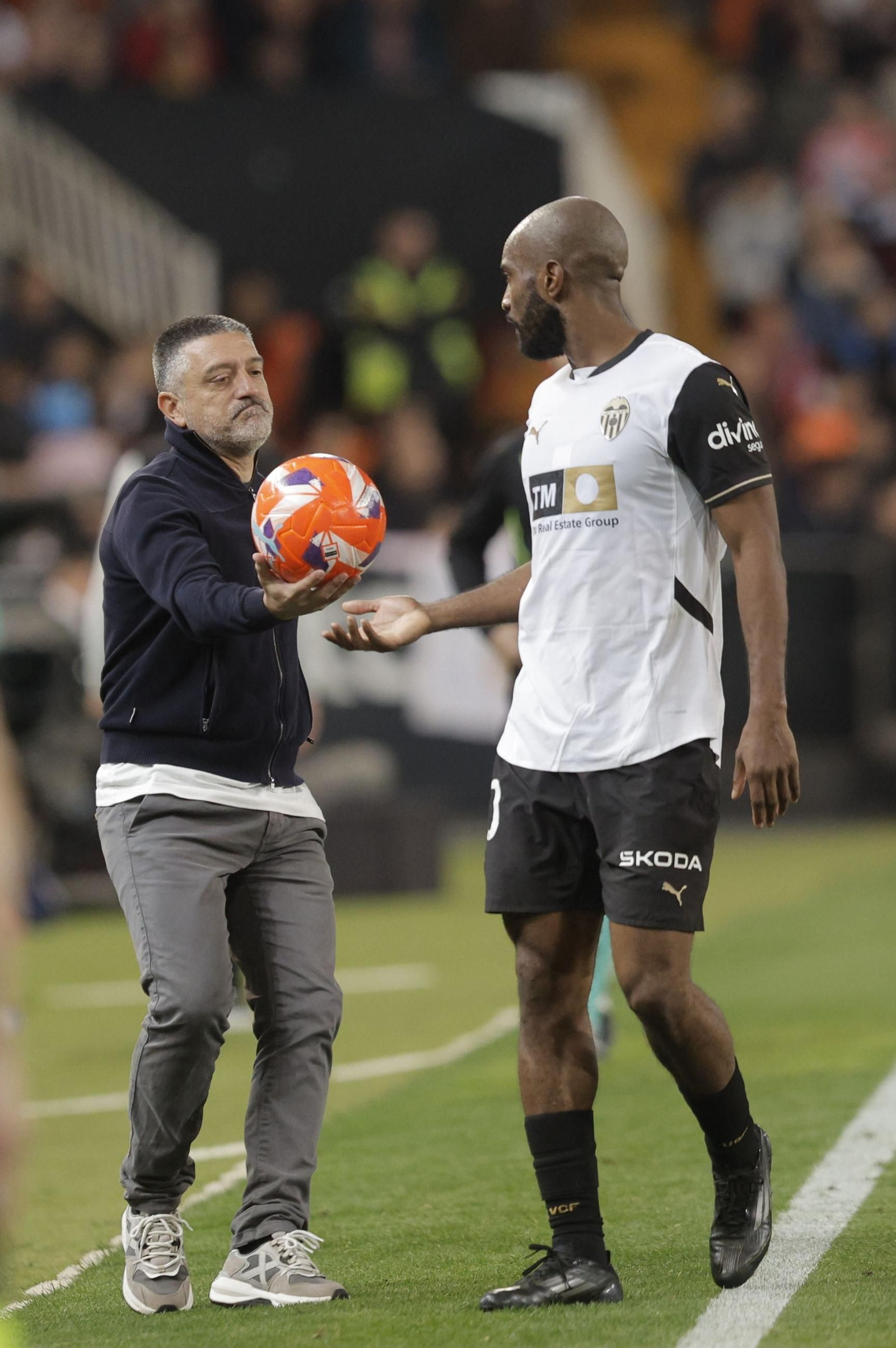 García Pimienta le entrega un balón a Foulquier para que saque.