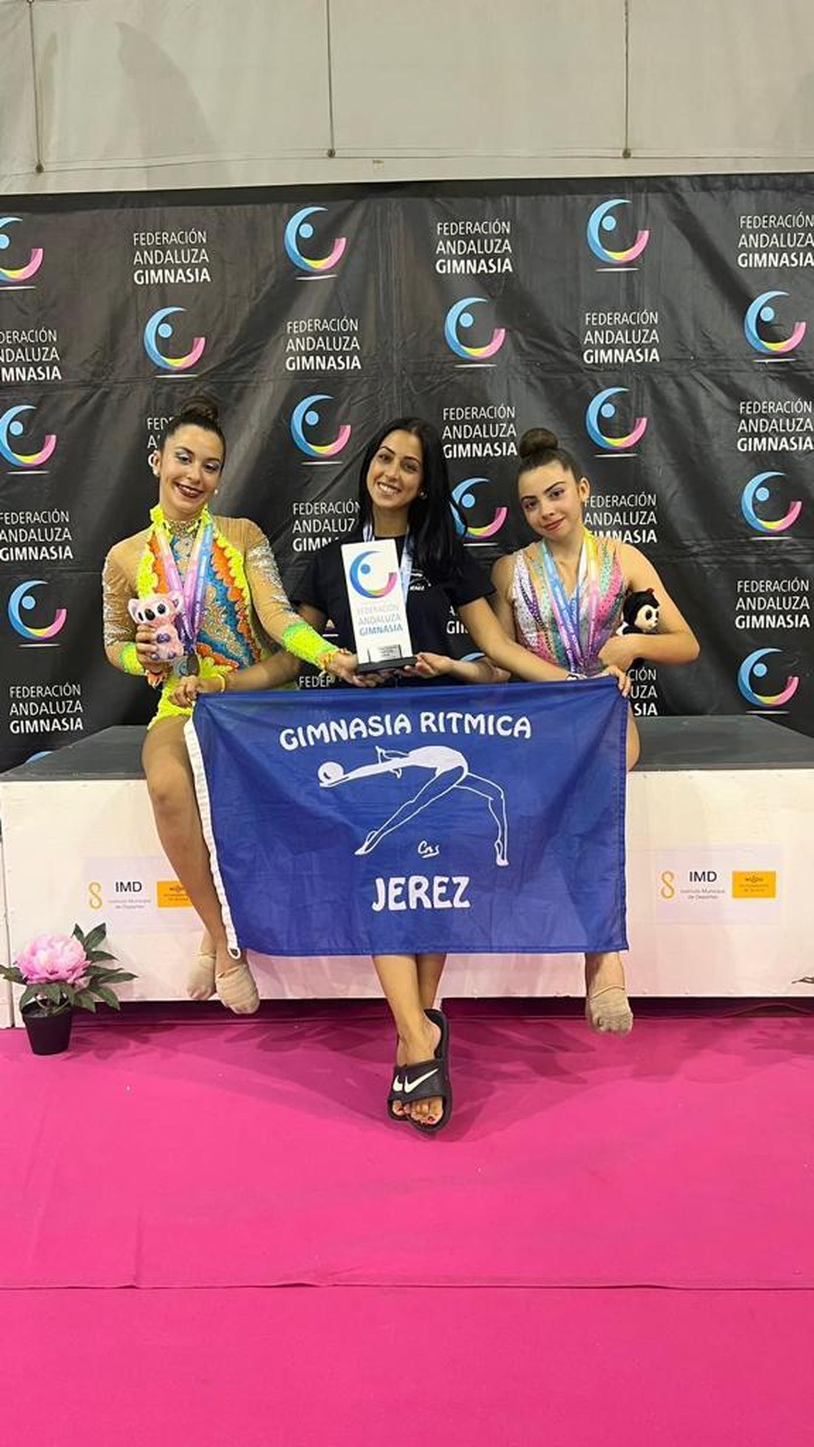 Equipo Junior Precopa con Irene Muñoz y Lola Requejo, junto a la entrenadora Lydia Garcia.