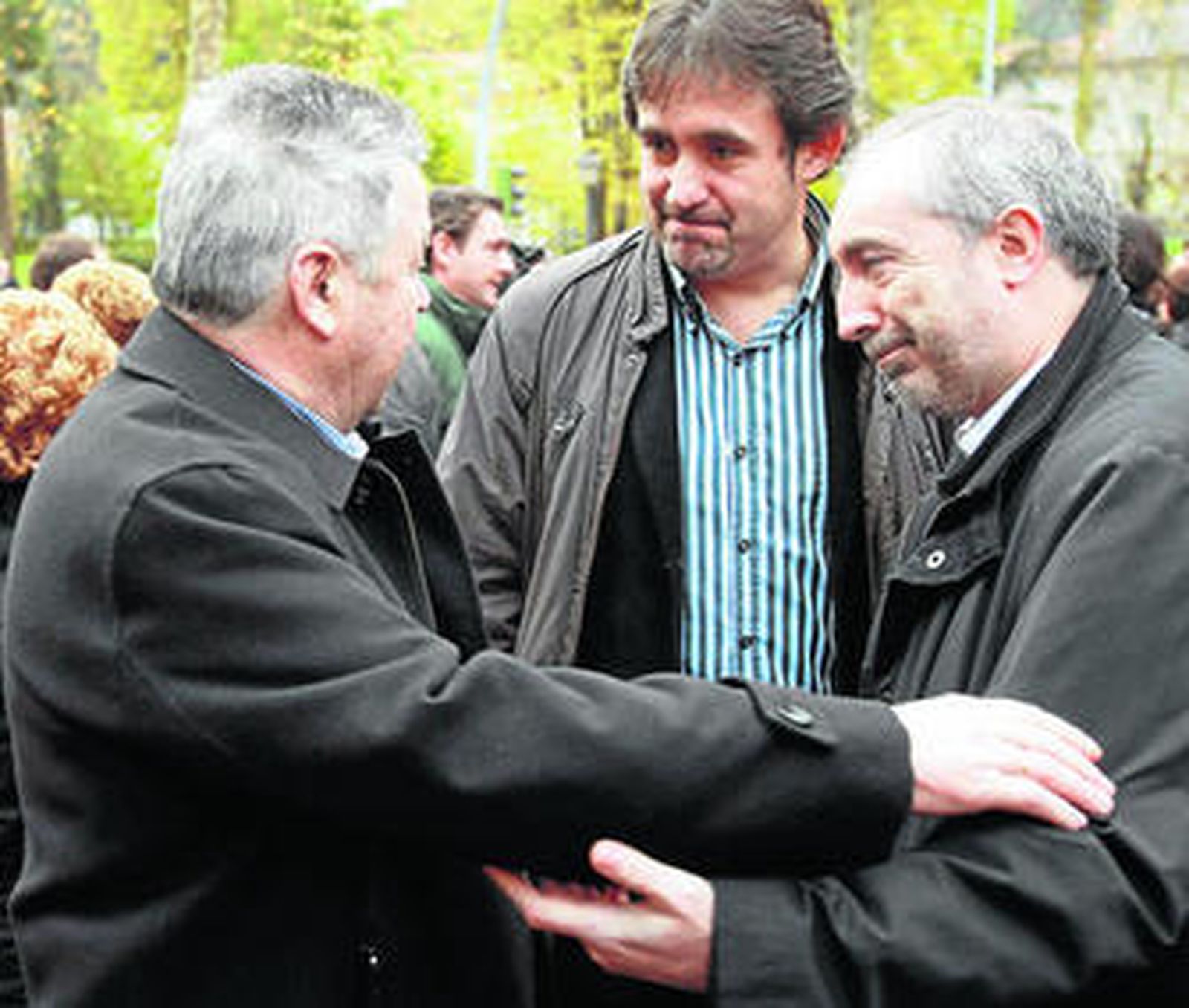 Un hermano del empresario asesinado recibe el pésame de los dirigentes de EA Urizar y Larreina (dcha.).