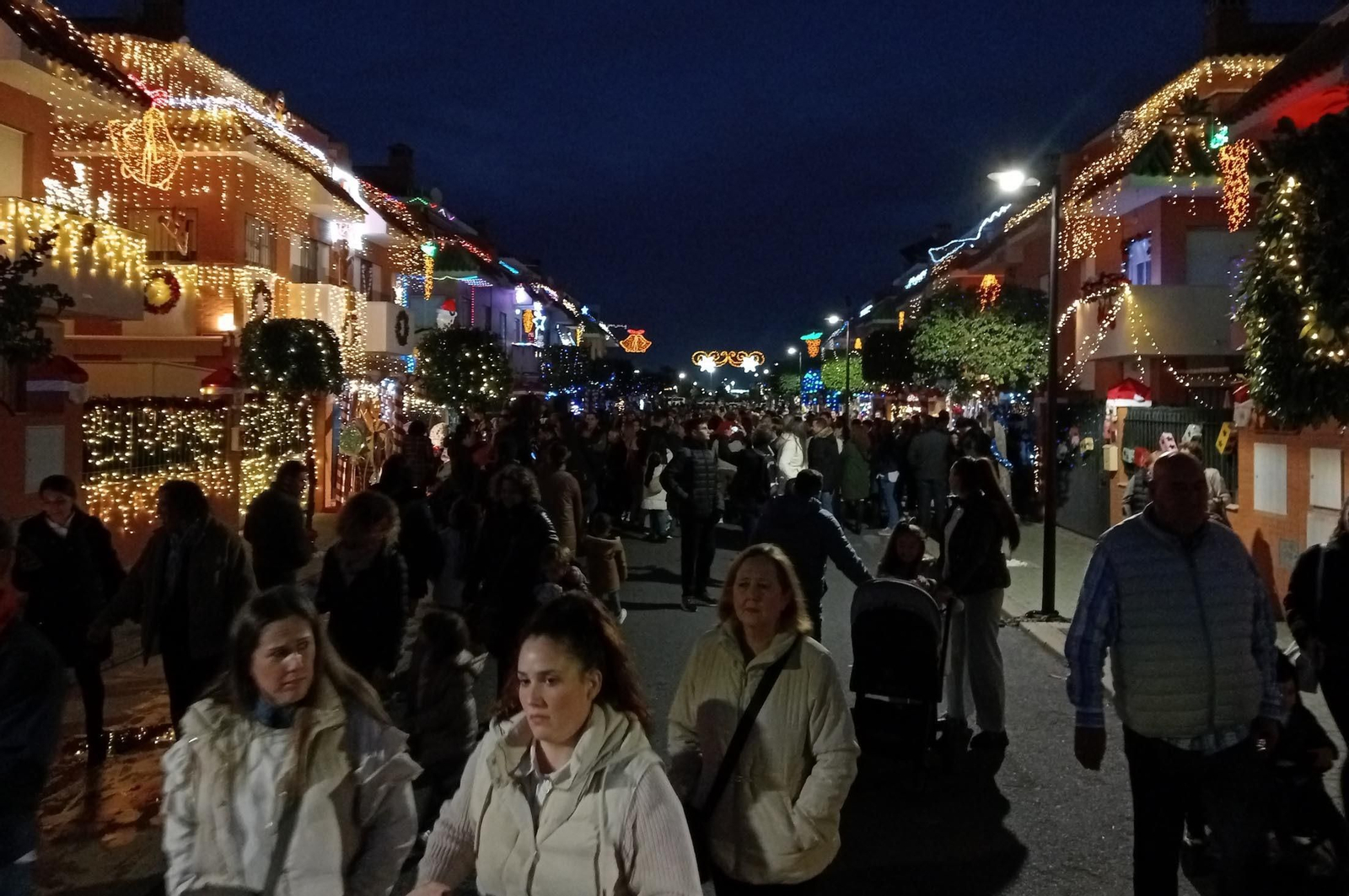 Imágenes de la calle del Grinch de Corrales, Huelva