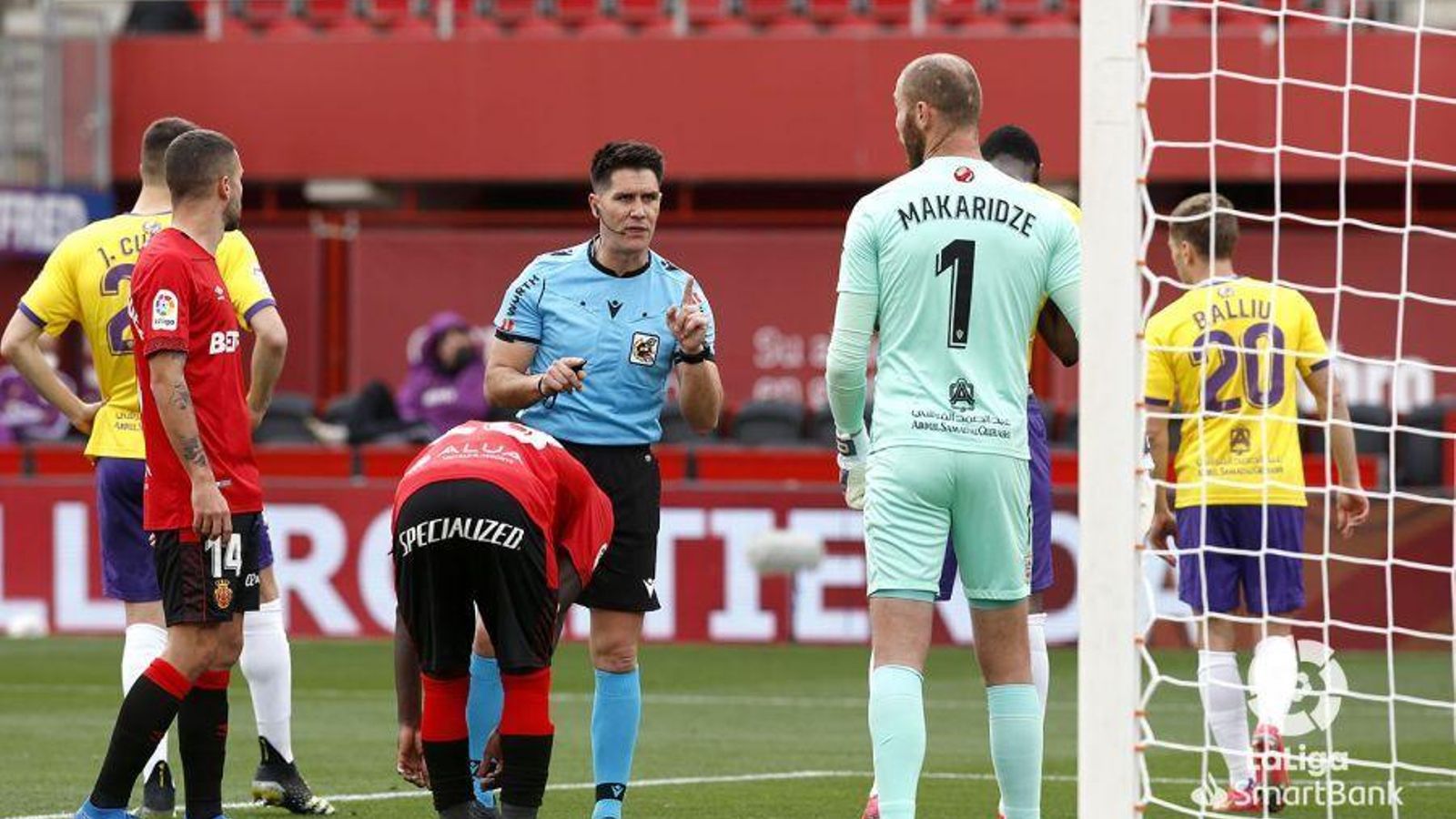 Ortiz Arias apercibe a Makarizde al poco de arrancar el duelo en Mallorca