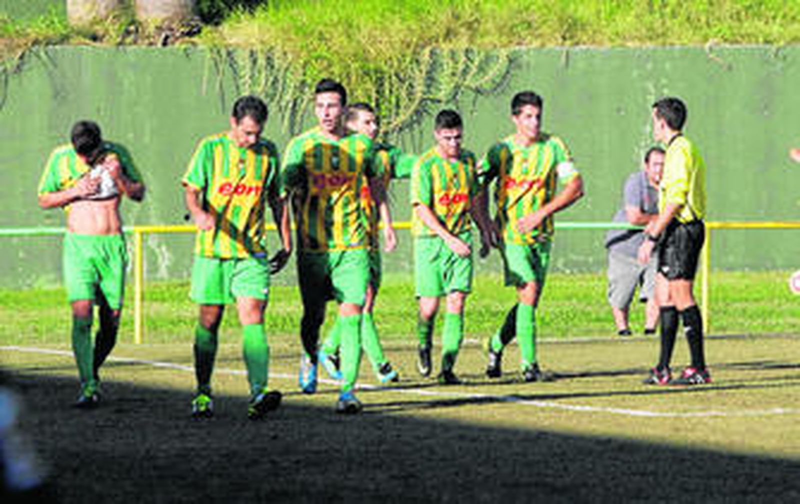 Los jugadores de la Unión celebran el primer tanto ante la Roteña del pasado domingo.