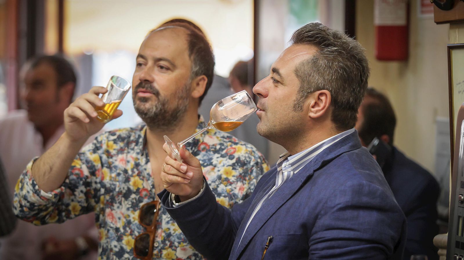 Clientes de un bar del centro consumen unas copas de jerez.