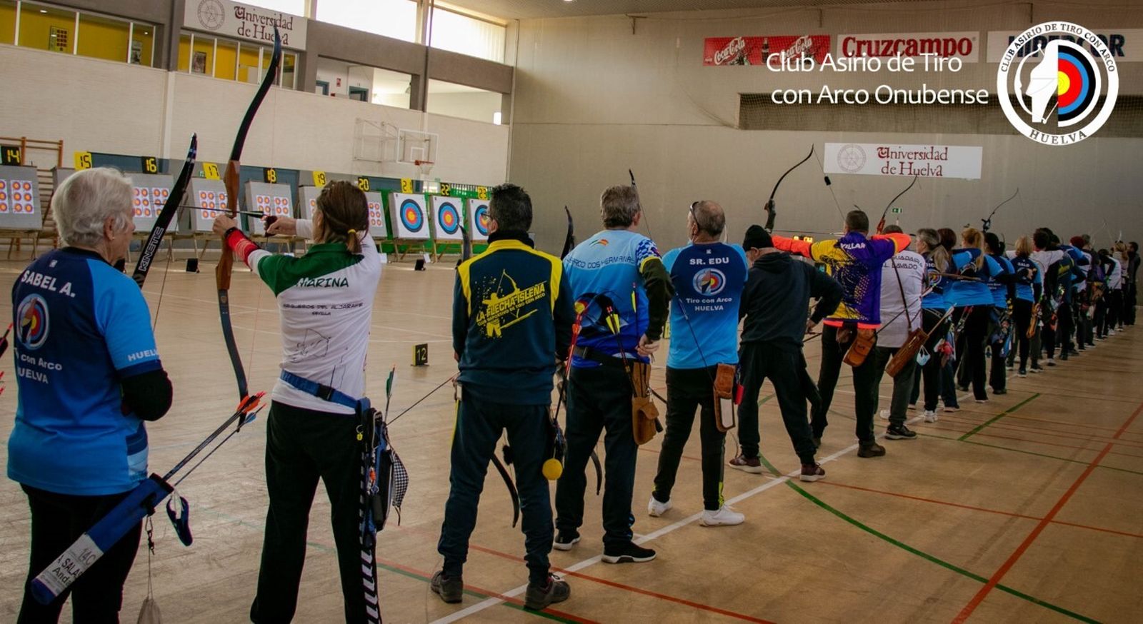 Arqueros en la línea de tiro durante una competición.