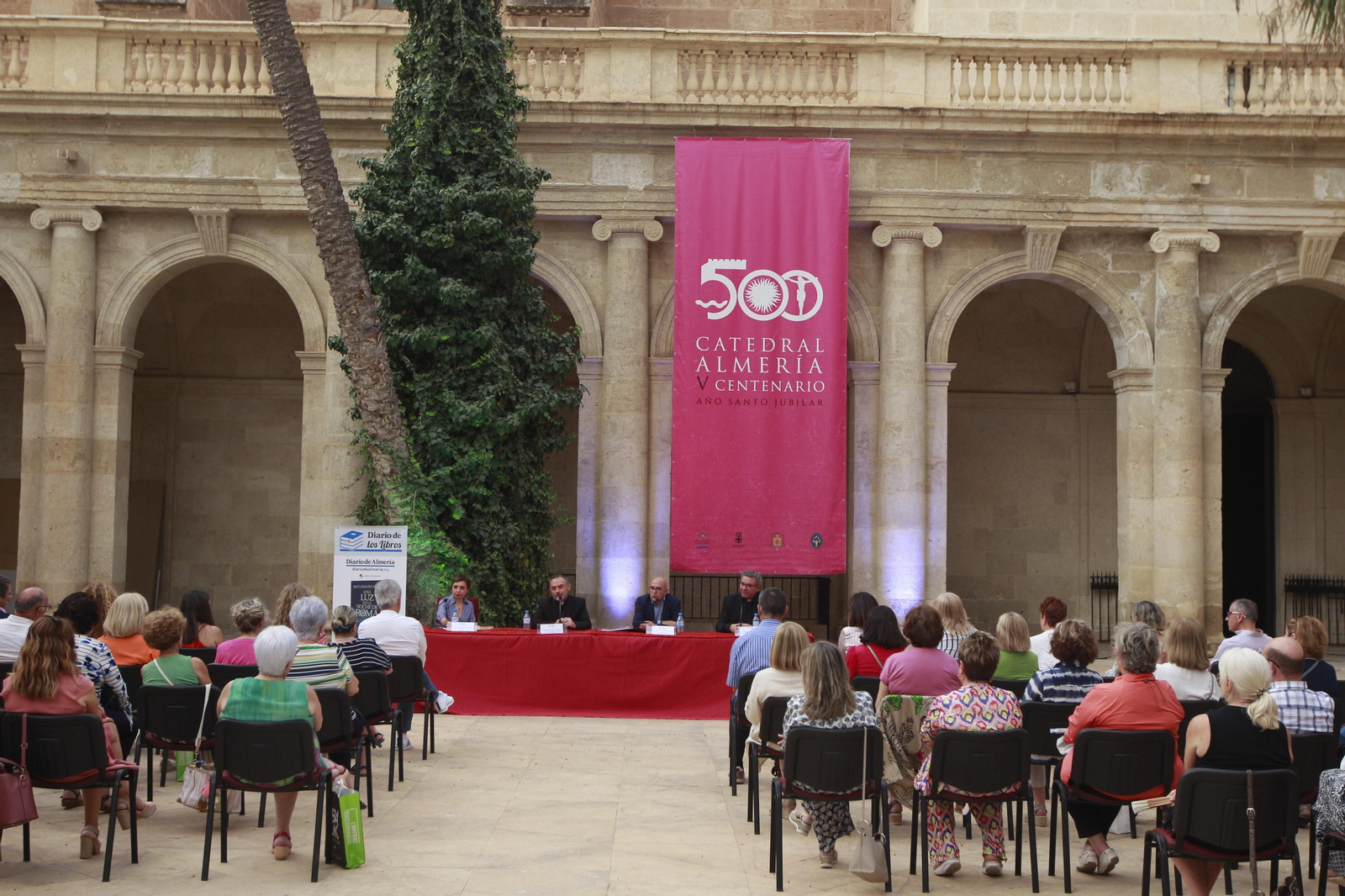 El escritor Jesús Sánchez Adalid, protagonista de Diario de los Libros, en la Catedral de Almería