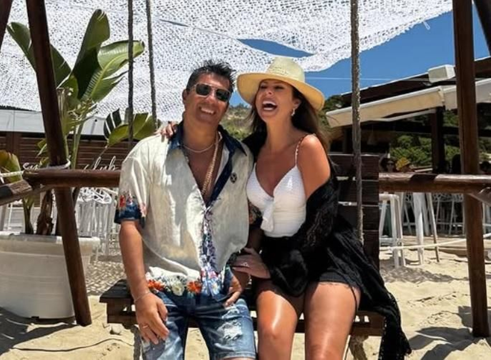Pastora Soler y su marido, Francis Viñolo, en el chiringuito Nova Sunset Club
