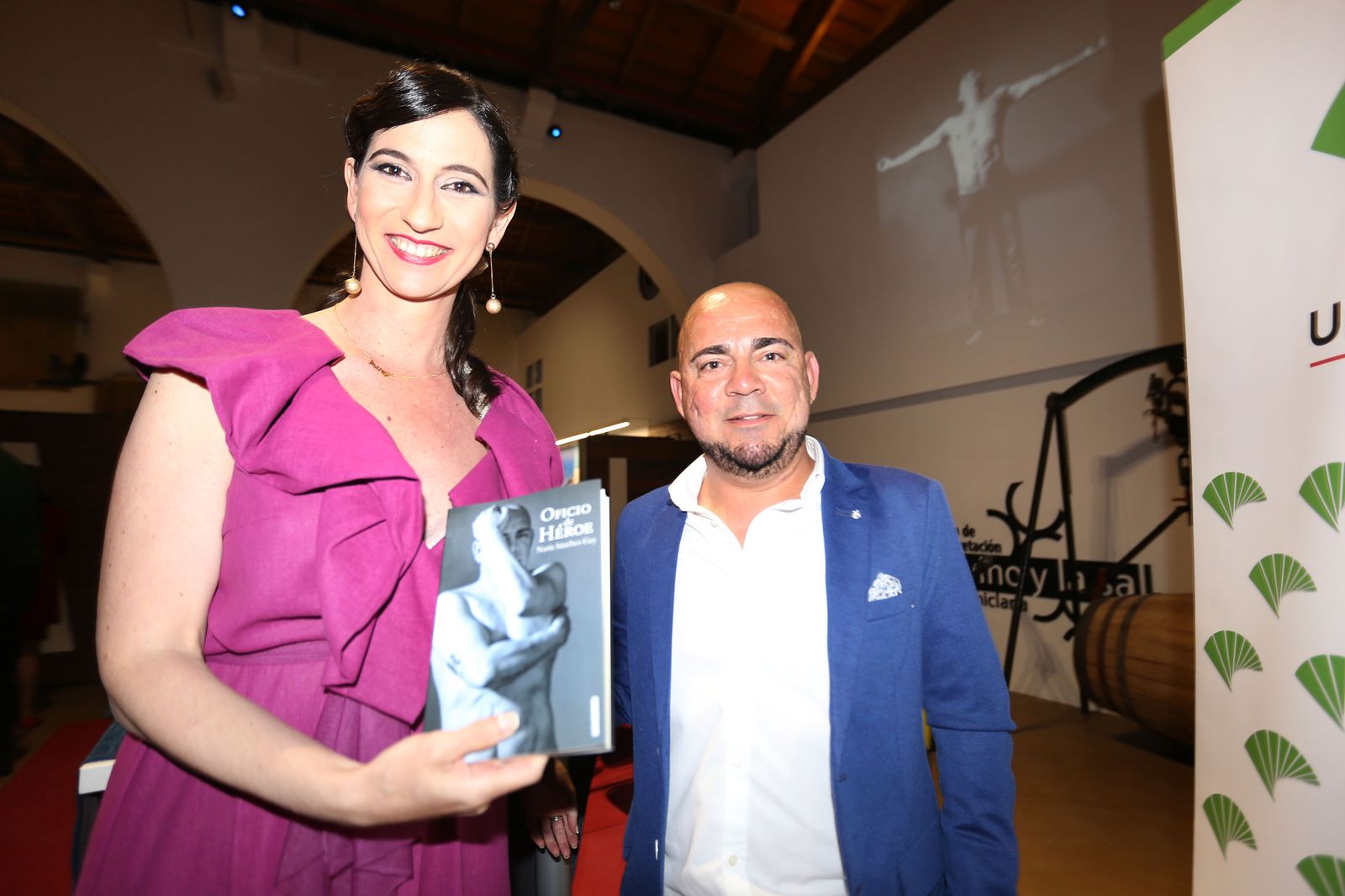 La escritora posa con su libro junto a su protagonista, el chiclanero Luis Rodríguez, en una imagen de archivo.
