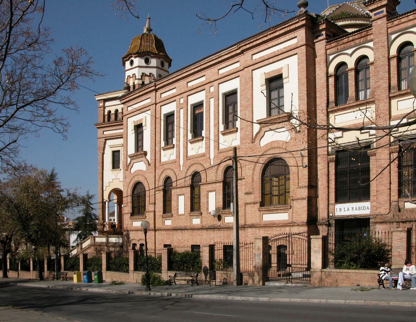 El instituto visto desde la Avenida Manuel Siurot.