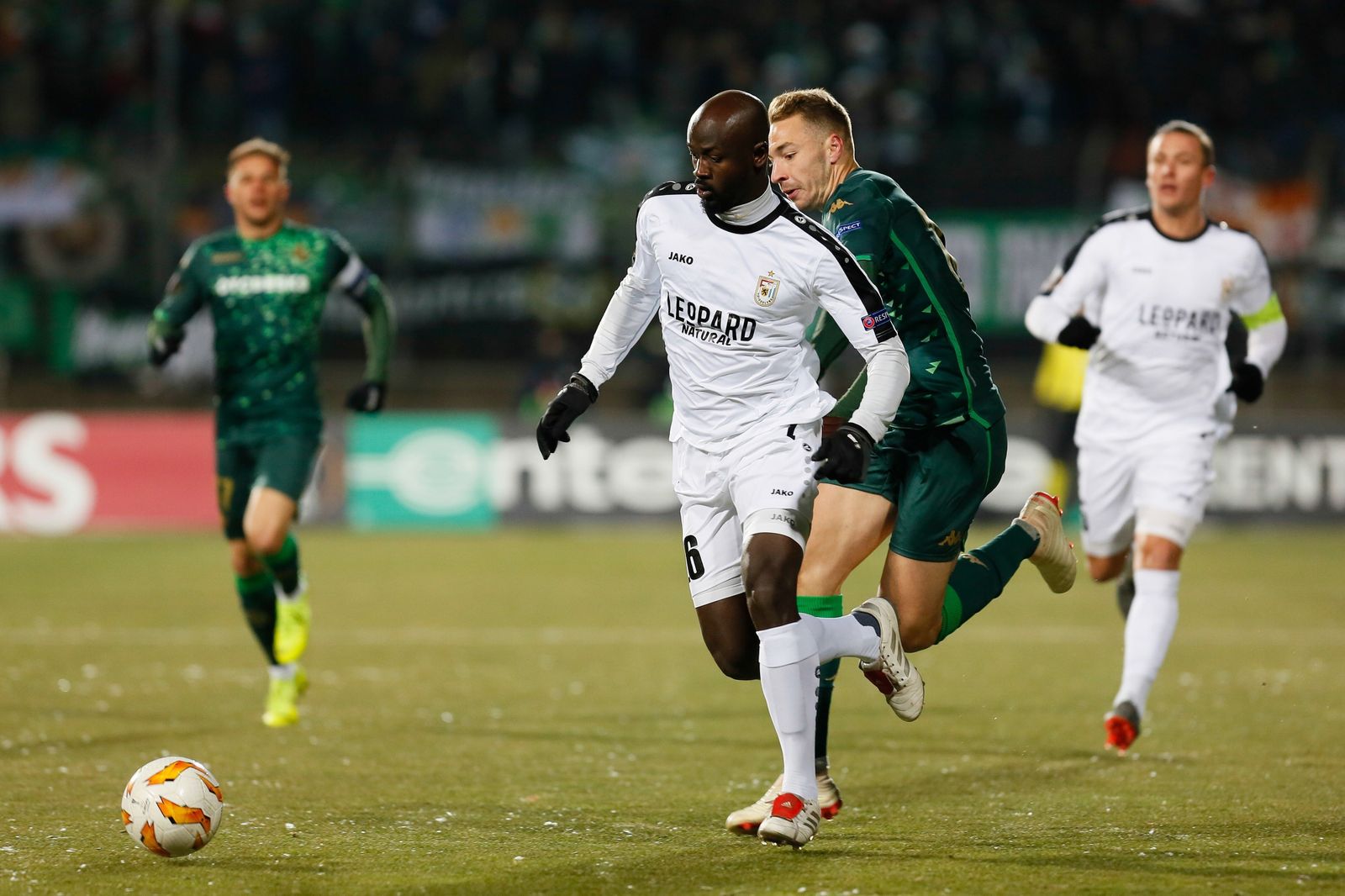 Loren pelea un balón.