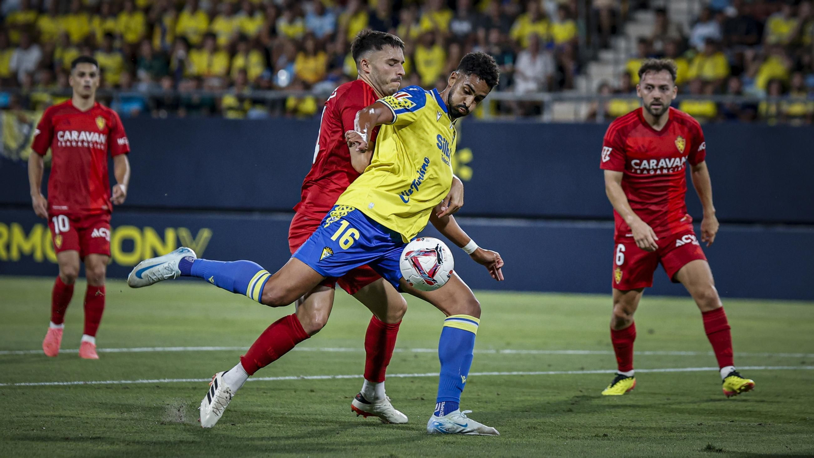 Búscate entre las fotos del partido de fútbol entre Cádiz CF y Real Zaragoza
