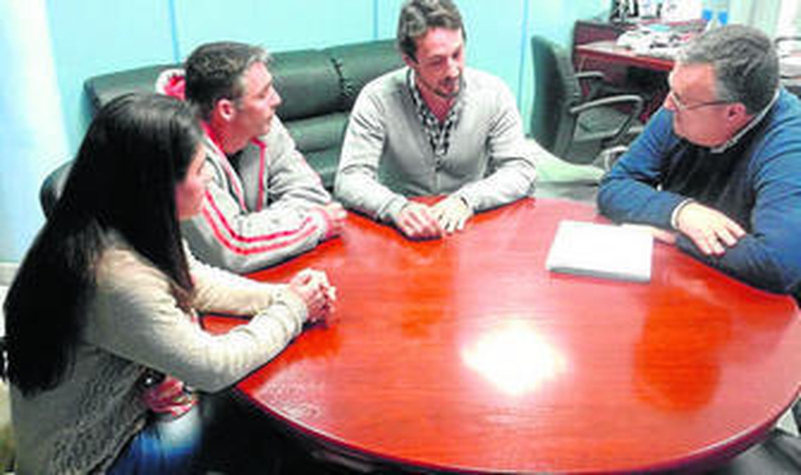 Los enfermeros con Gavino, ayer en la Subdelegación.