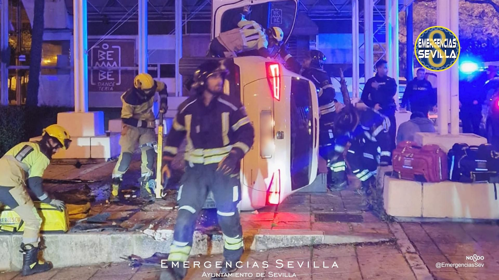 Así quedó el coche, volcado sobre el bulevar peatonal de la calle Marie Curie.