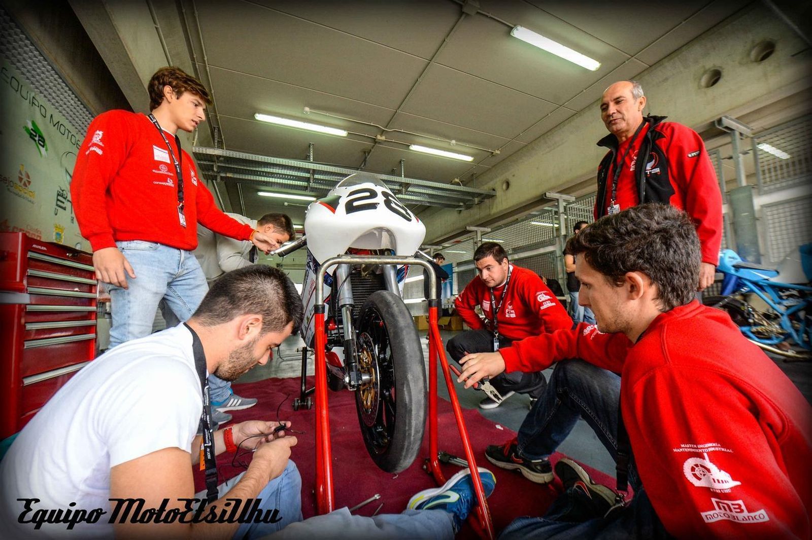 Una de las sesiones de ensamblaje del vehículo.