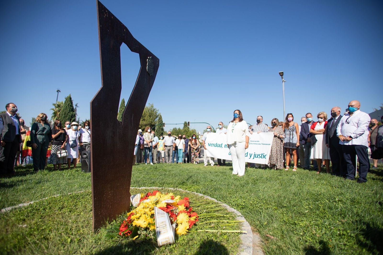 Aspecto durante de la concentración en la glorieta Víctimas del Terrorismo, en la zona de Neptuno en la capital