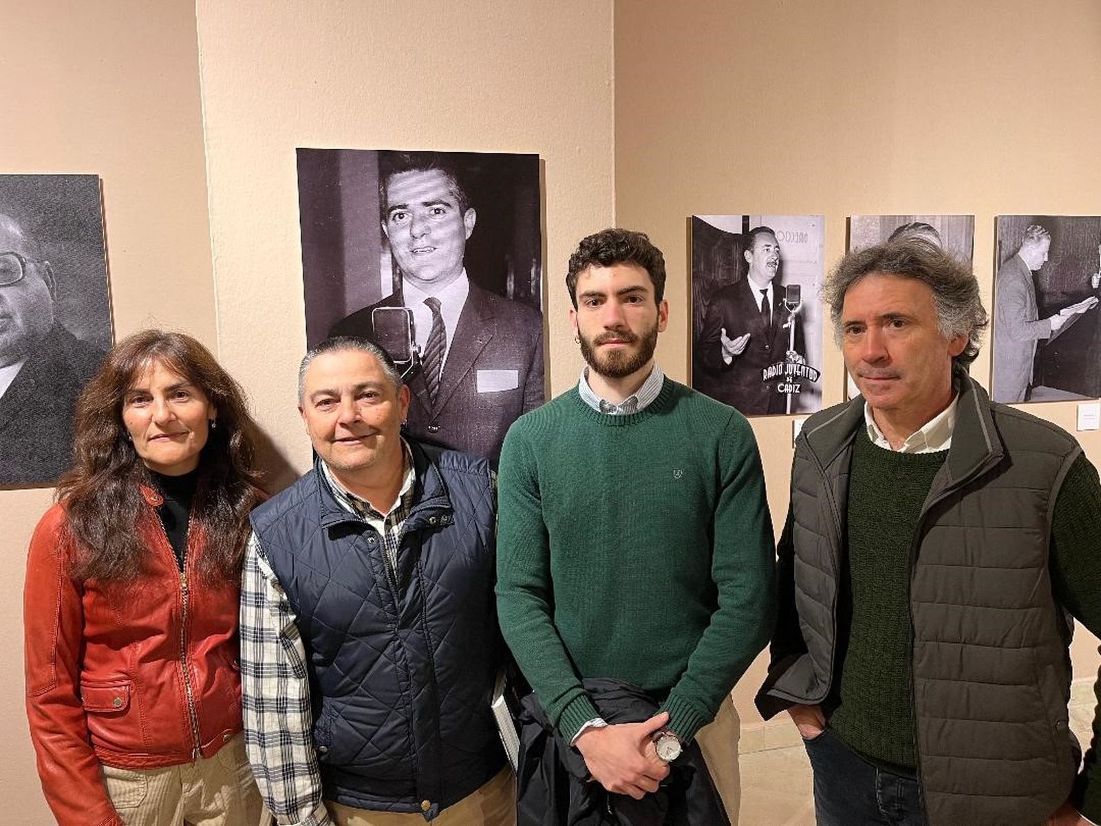 Los hermanos María José y Enrique Treviño con Juan Rivas y su hijo ante una foto de Enrique Treviño.