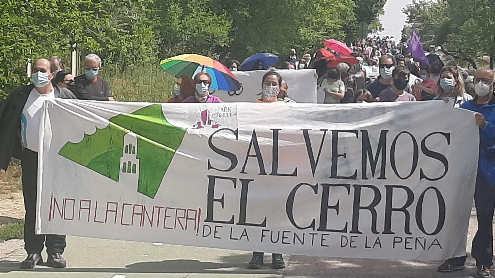 Marcha contra la cantera de la Fuente de la Peña en abril de 2021