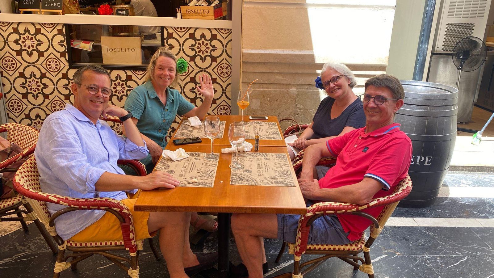 Huet Annie junto a su pareja y amigos en un restaurante.