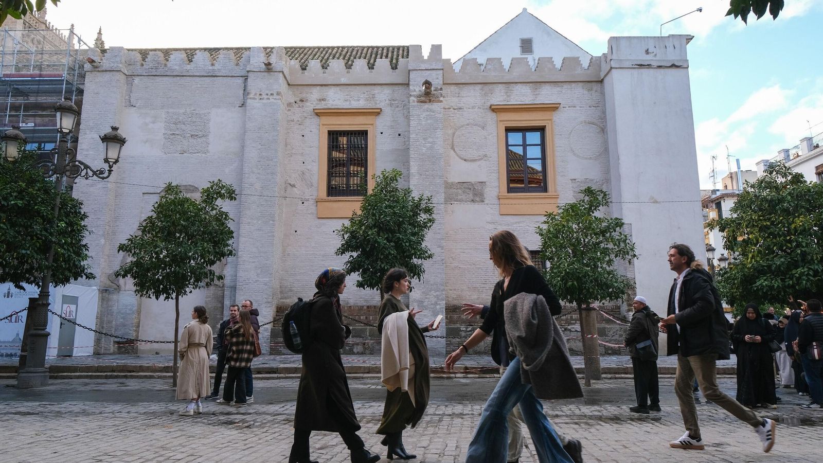 La fachada este de la Catedral, en la calle Cardenal Carlos Amigo, ya sin los andamios.