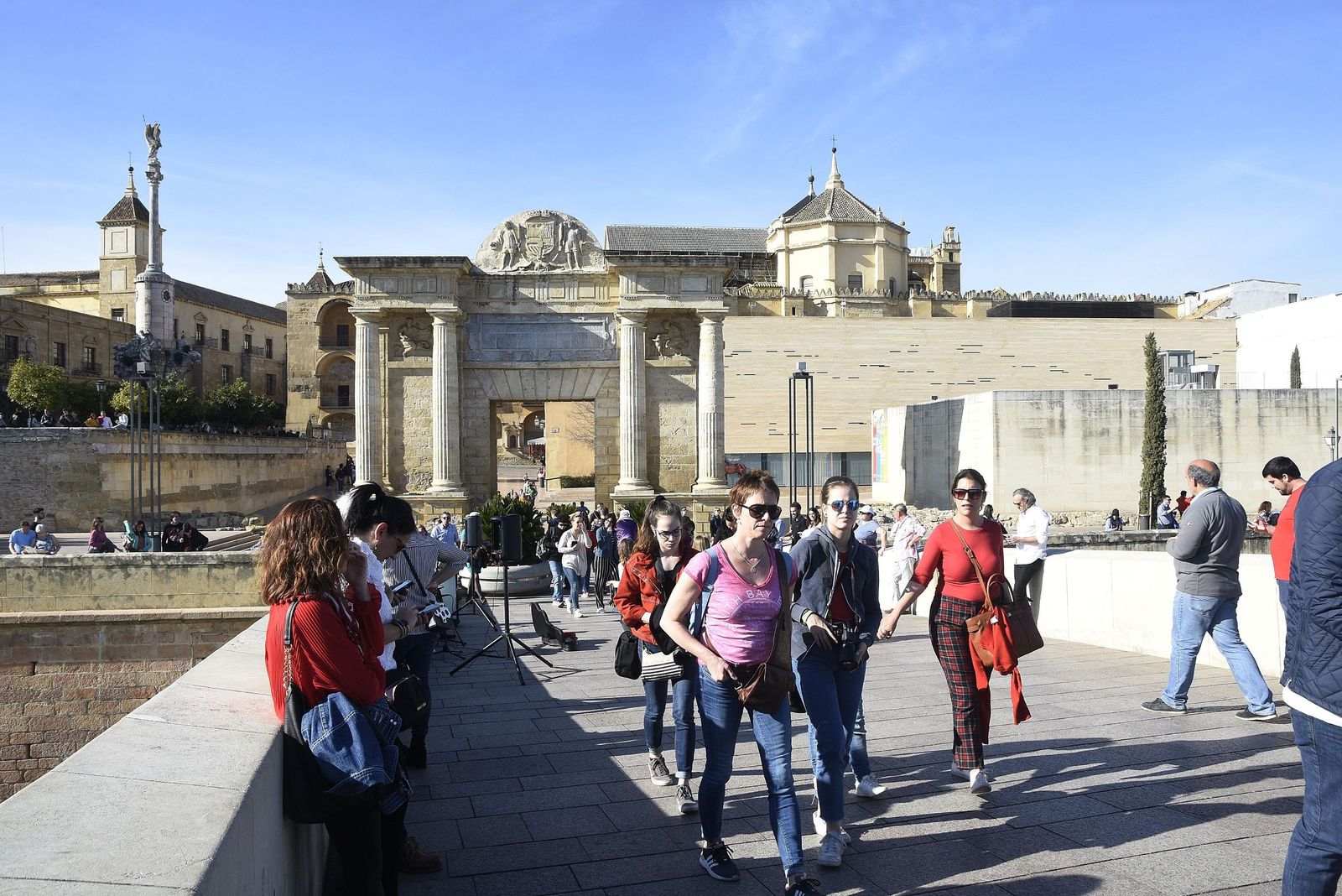 Un grupo de turistas circula por el Puente Romano
