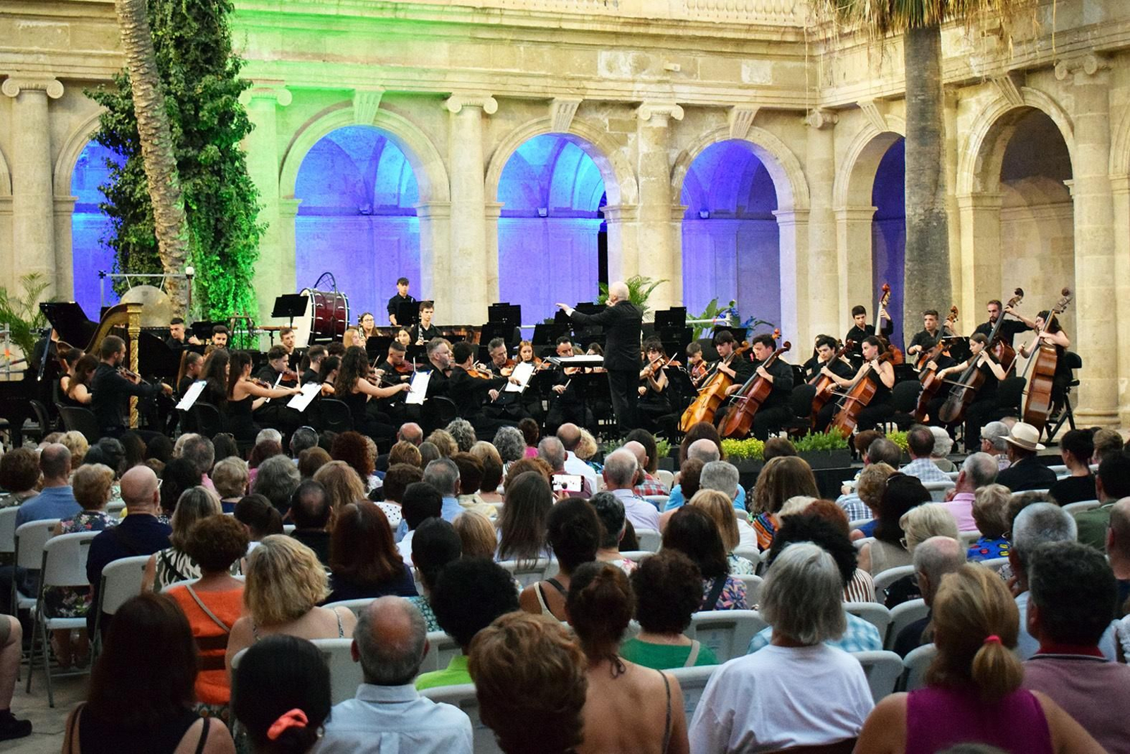 Actuación de la Joven Orquesta de Almería dirigida por Michael Thomas.