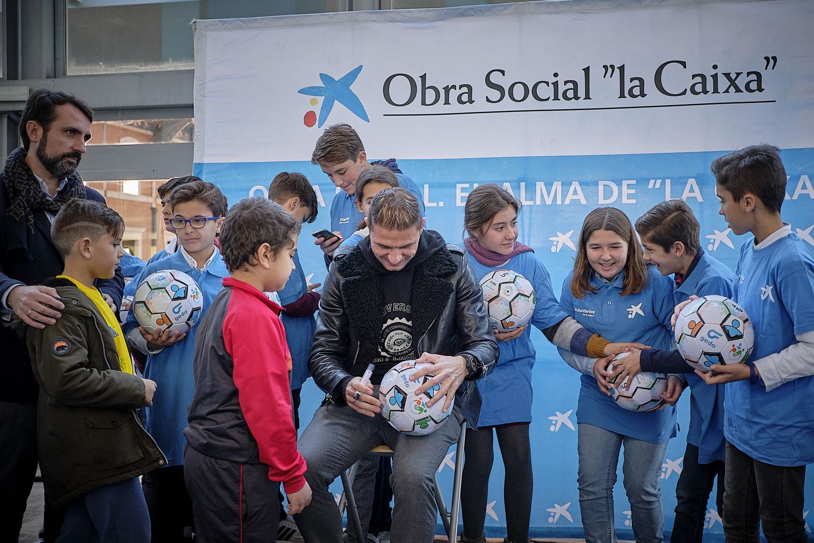 El bético Joaquín entrega balones firmados a 120 niños y niñas.