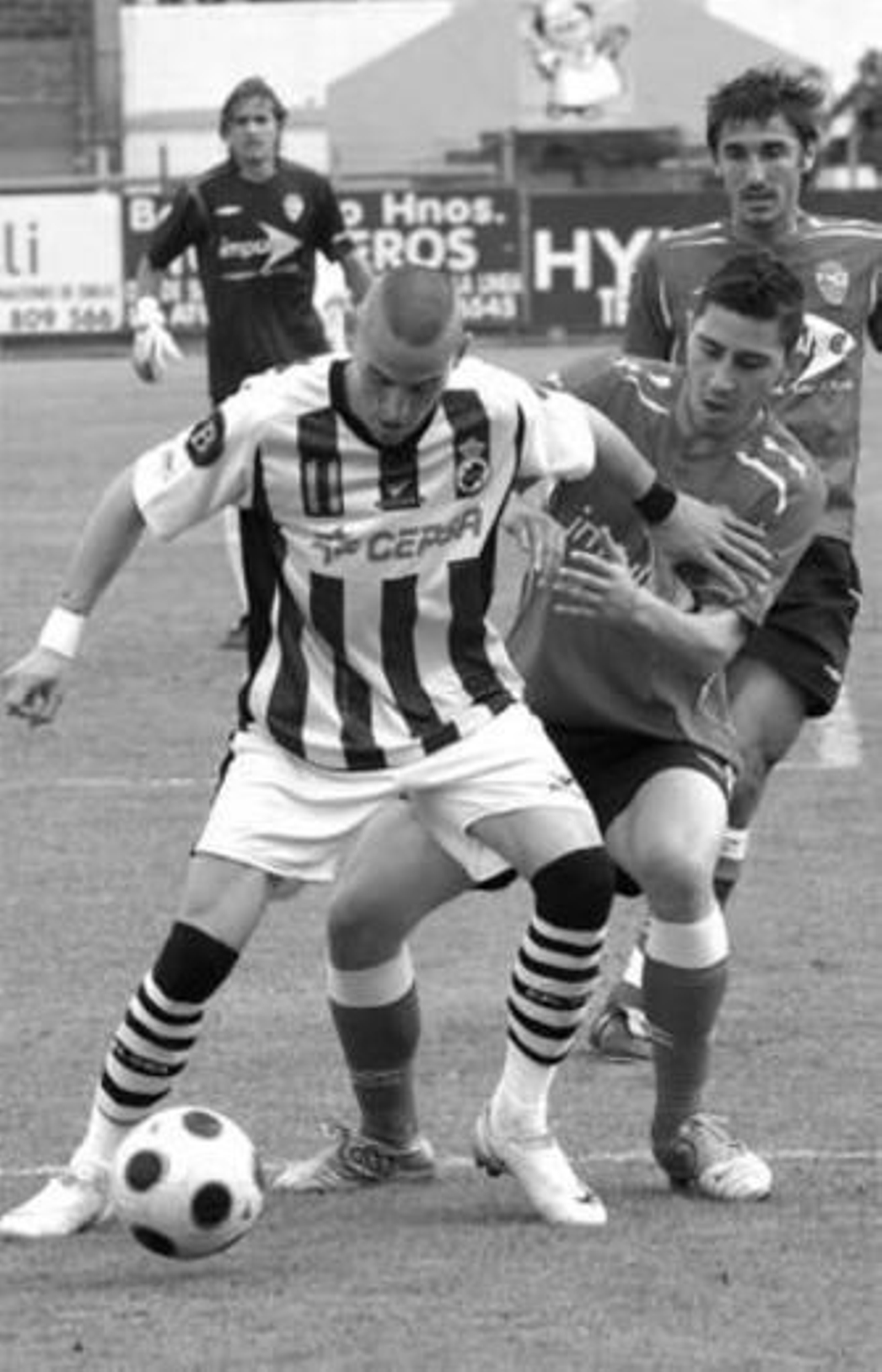 Vázquez (d) defiende a Copi en el partido contra la Balona.