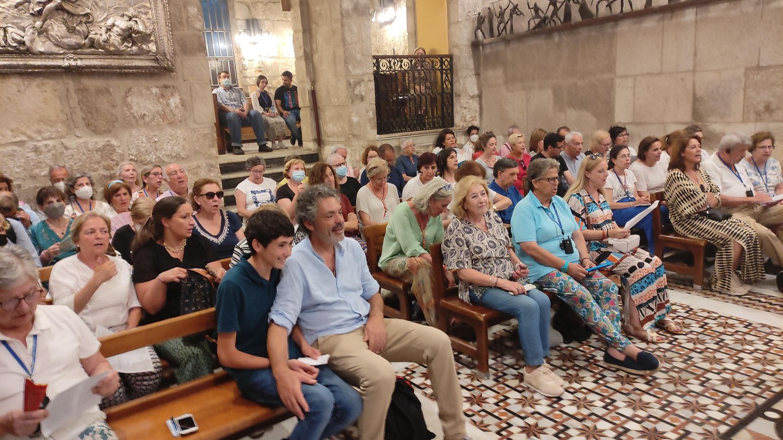 Peregrinos de Huelva en la celebración religiosa en la capilla de la Aparición de la basílica del Santo Sepulcro.