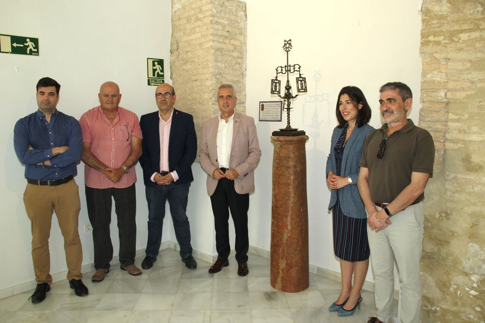 Las autoridades, ante el velón homenaje al pueblo por la pandemia.