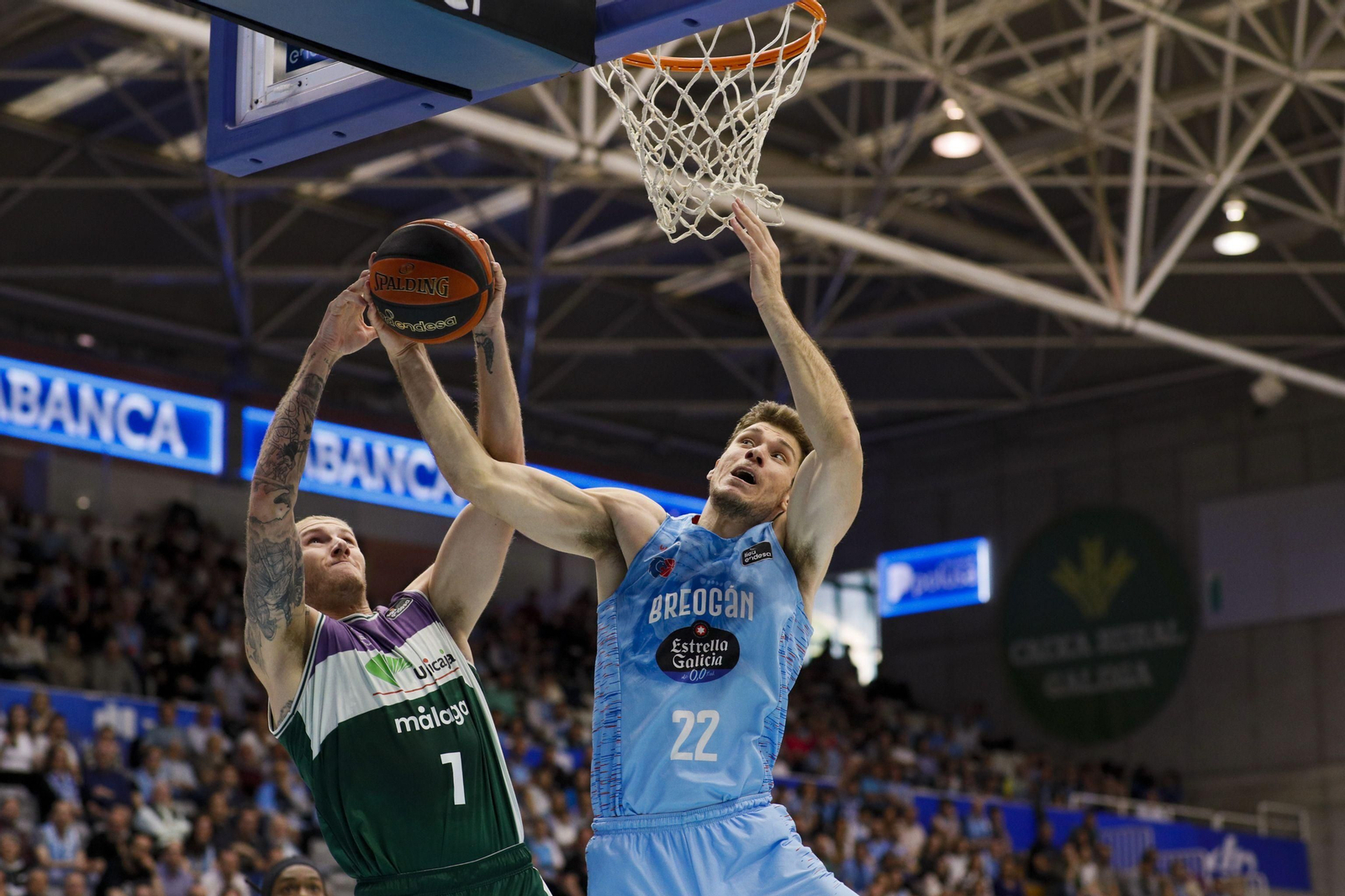 Ethan Happ pelea con Osetkowski.