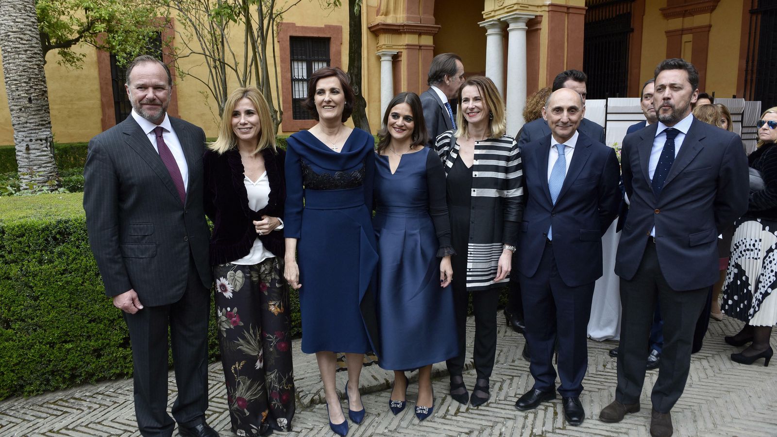 José Luis García-Palacios Álvarez, presidente de Caja Rural del Sur y su Fundación; su esposa, Rocío Faure; Charo Padilla; la notario Amalia Cardenete; la abogada Ana Mateos, hermana del Gran Poder; Manuel Marvizón y Luis Sarasua durante la recepción en el Real Alcázar