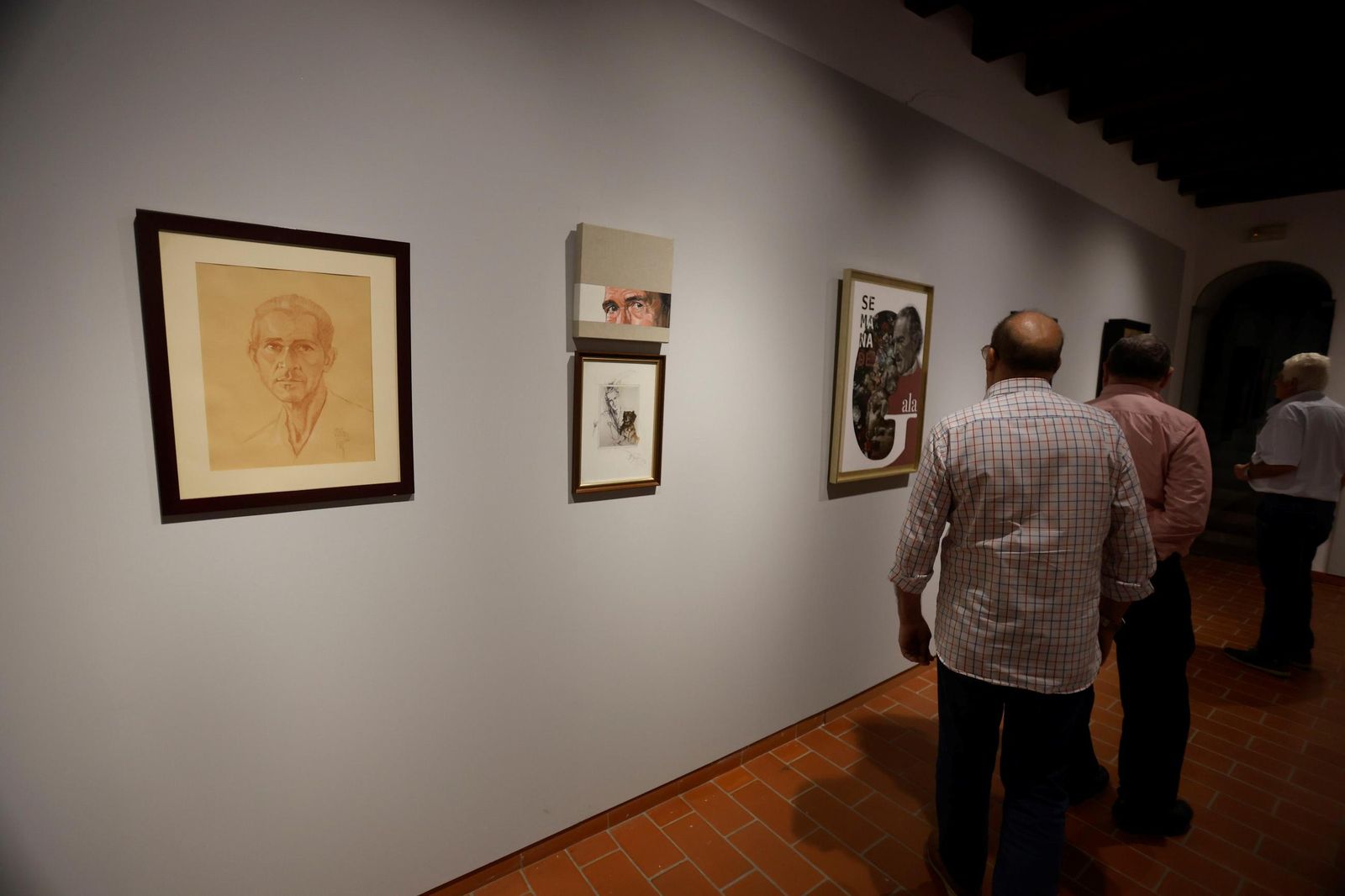 La exposición que repasa en retratos la vida de Antonio Gala, en imágenes