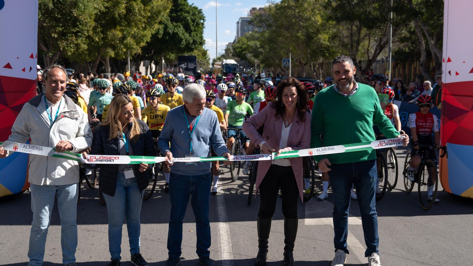 Los representantes institucionales y de la organización cortan la cinta de salida antes del comienzo de la prueba.