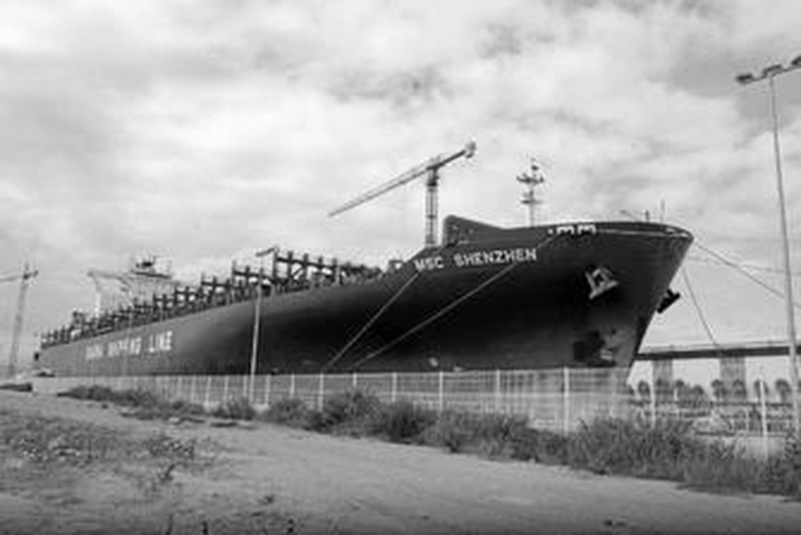 El 'MSC Shenzhen', en el dique seco del astillero de Cernaval en Campamento, ayer.