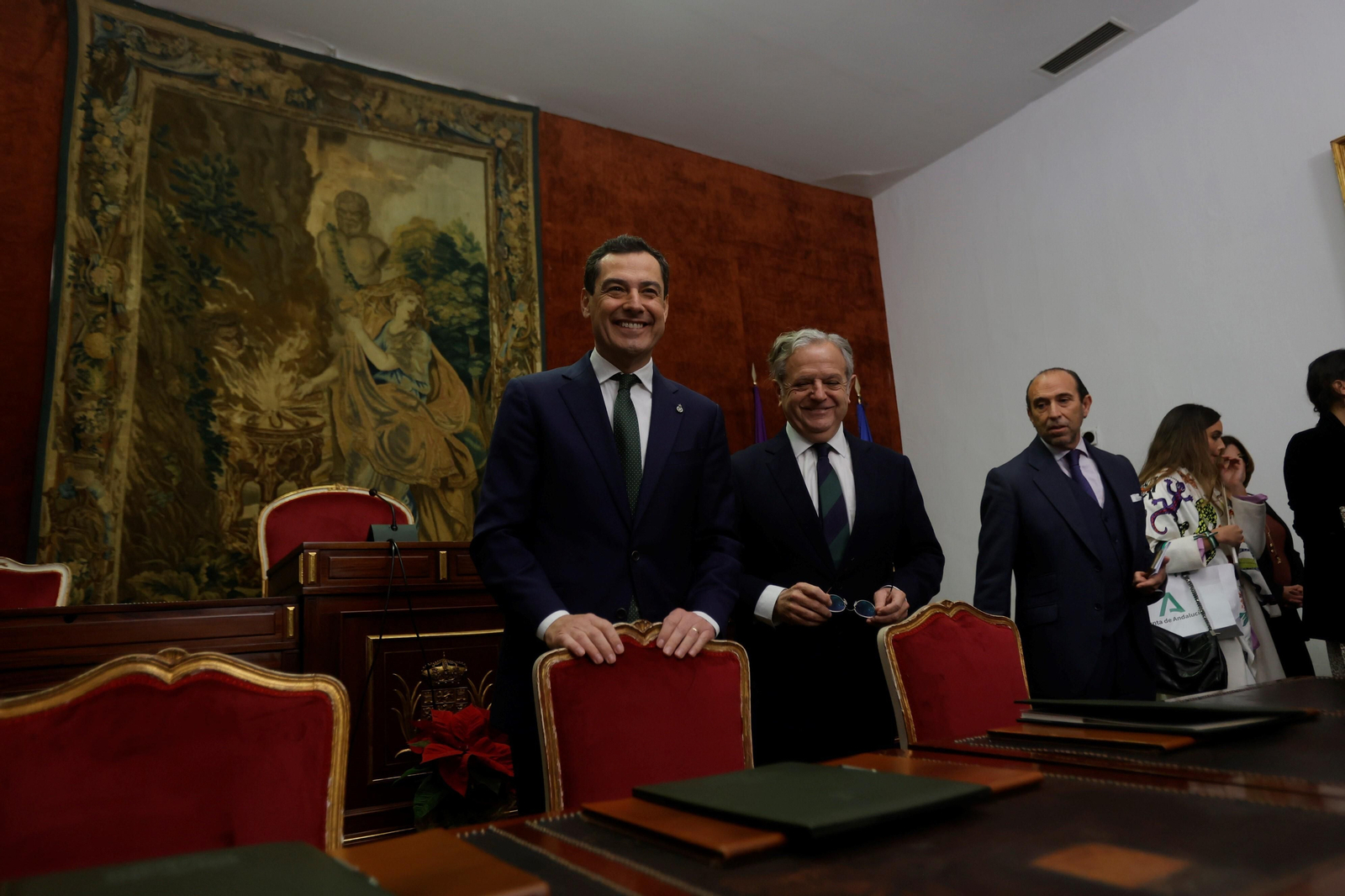 La visita de Juanma Moreno a la Diputación de Córdoba, en imágenes