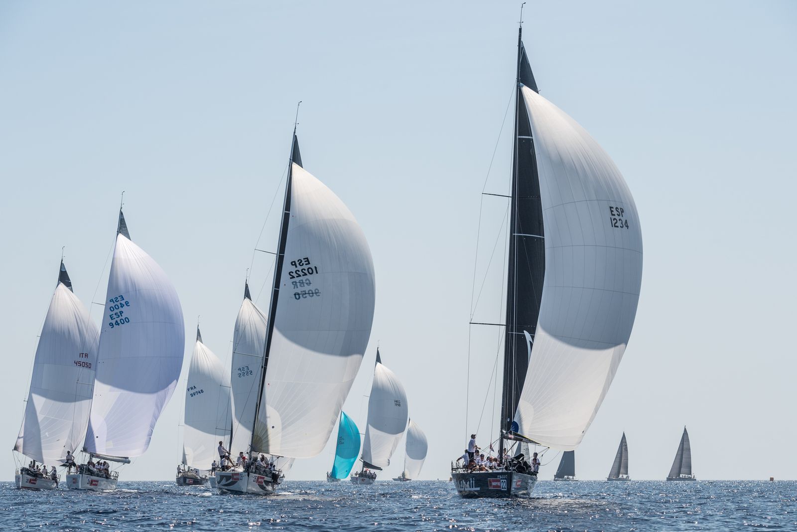 Los barcos de la clase BMW ORC2 navegan por la bahía de Palma.