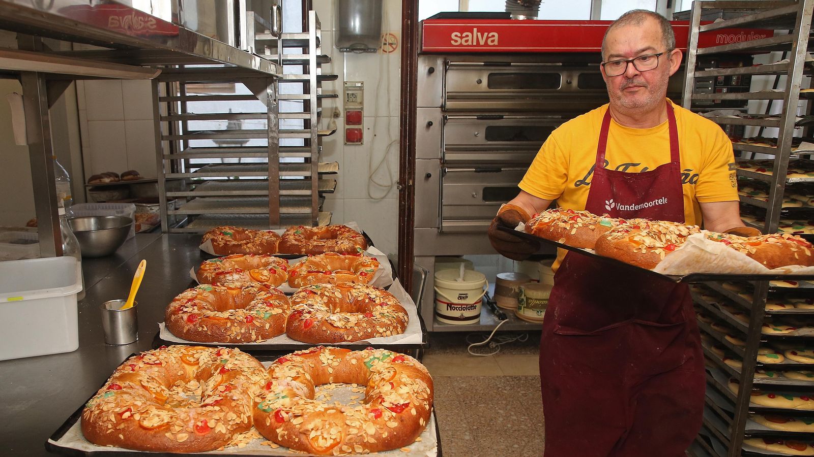 Del obrador de La Tarifeña salen alrededor de 20.000 roscones de Reyes.