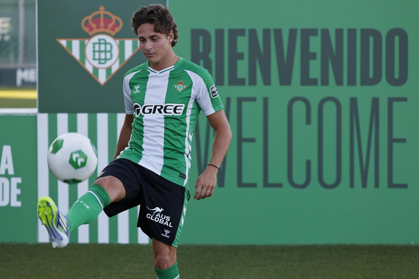 Rodrigo Riquelme, en su presentación como nuevo jugador verdiblanco.