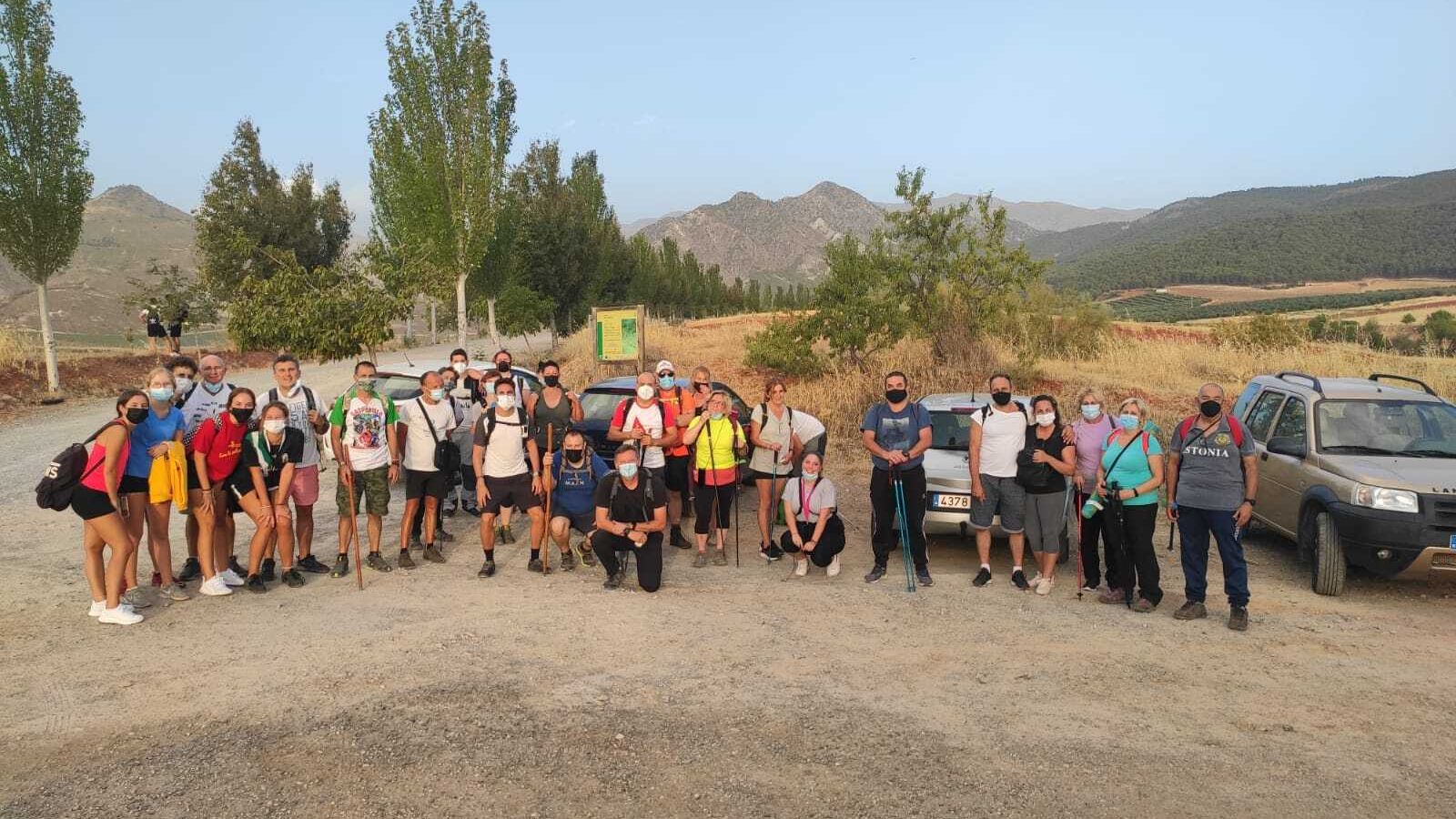 Medio centenar de otureños participan en una excursión de senderismo nocturno a Dílar