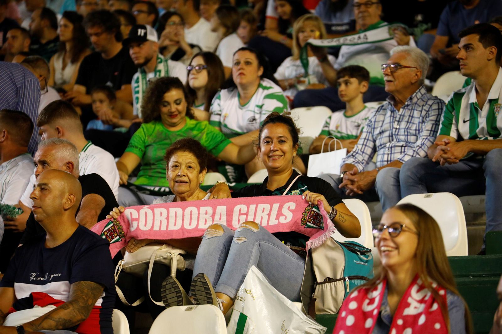 Las imágenes del ambiente en El Arcángel en el Córdoba CF - Linares