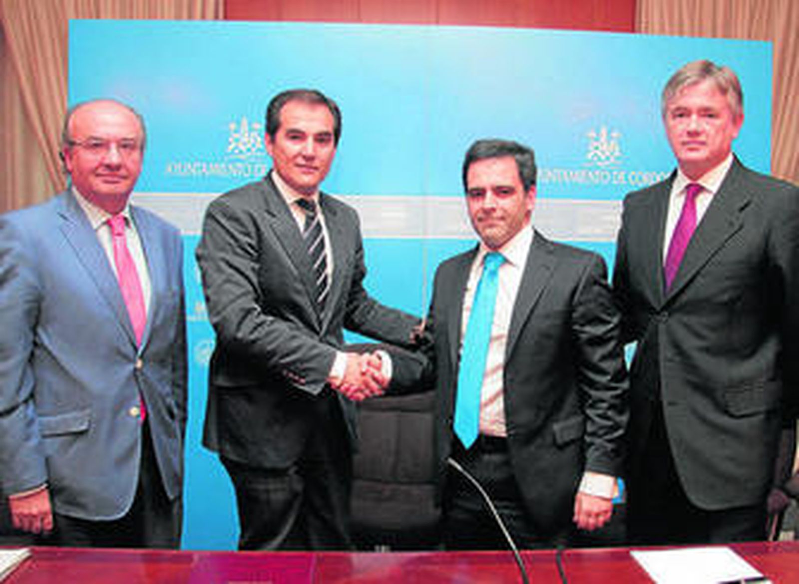 Los firmantes del acuerdo entre el Ayuntamiento de Córdoba y el Banco de Sabadell.