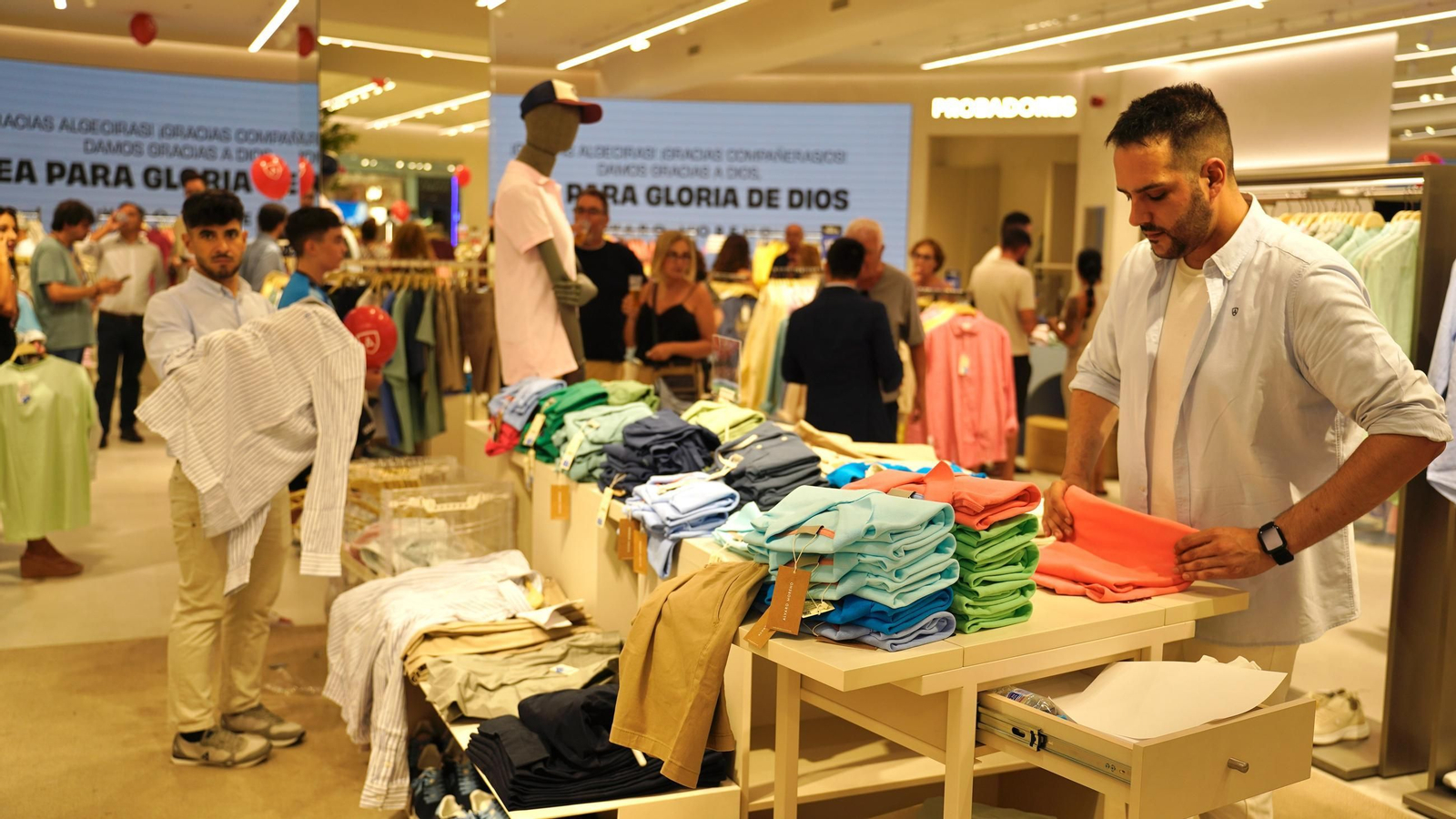 Fotos de la apertura de la marca Álvaro Moreno en el Centro Comercial Puerta Europa de Algeciras