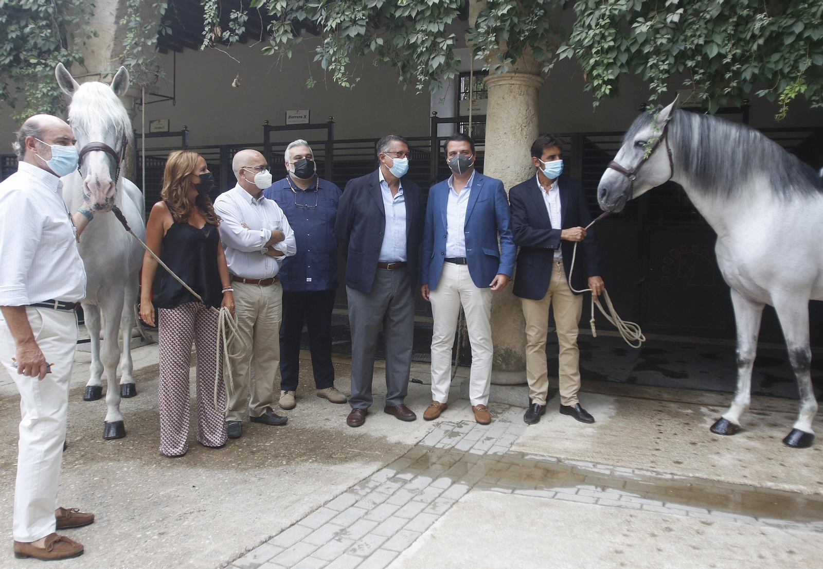 Autoridades en la presentación de Cabalcor, en Caballerizas Reales.