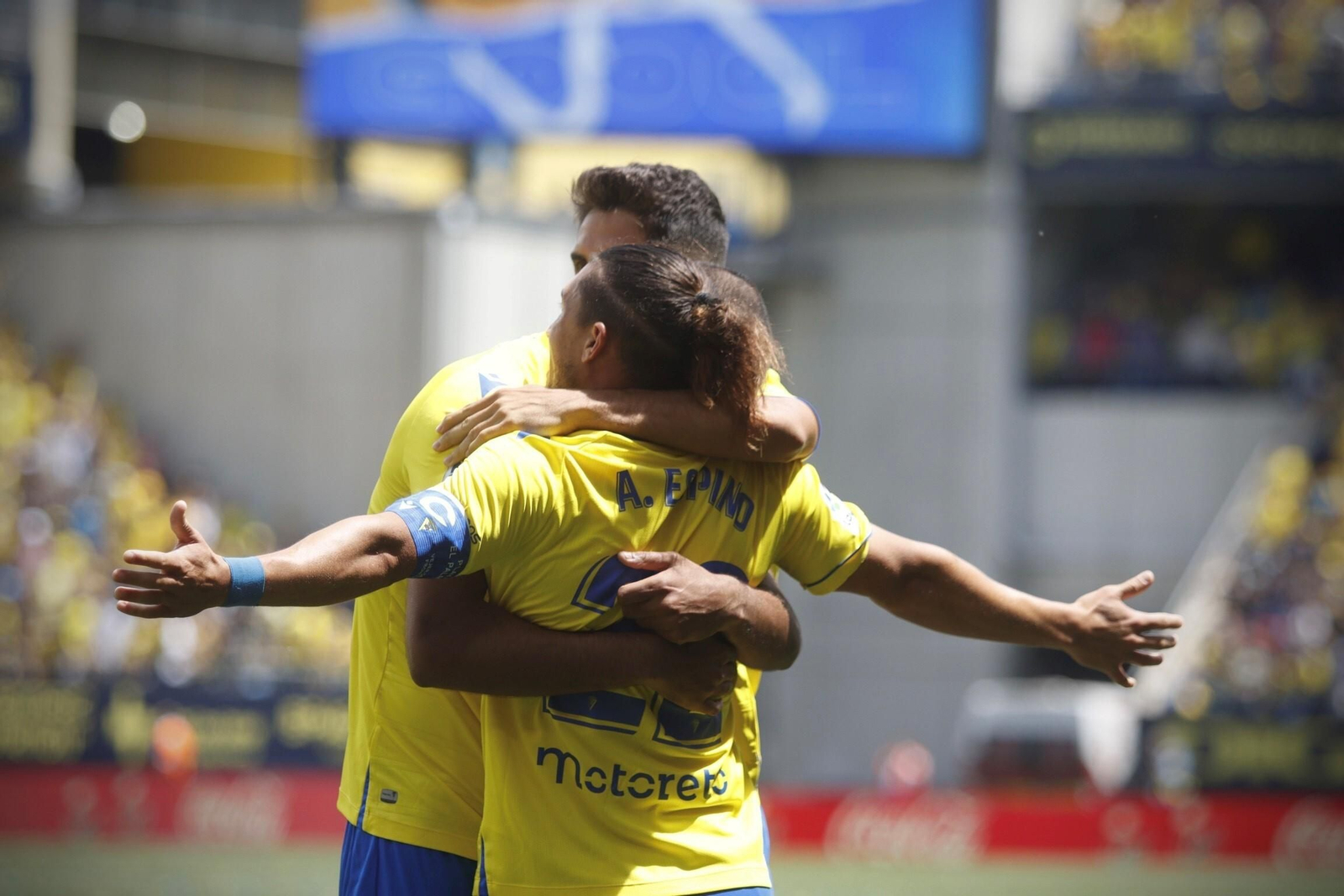 Espino es felicitado tras la jugada del segundo gol ante el Valencia.