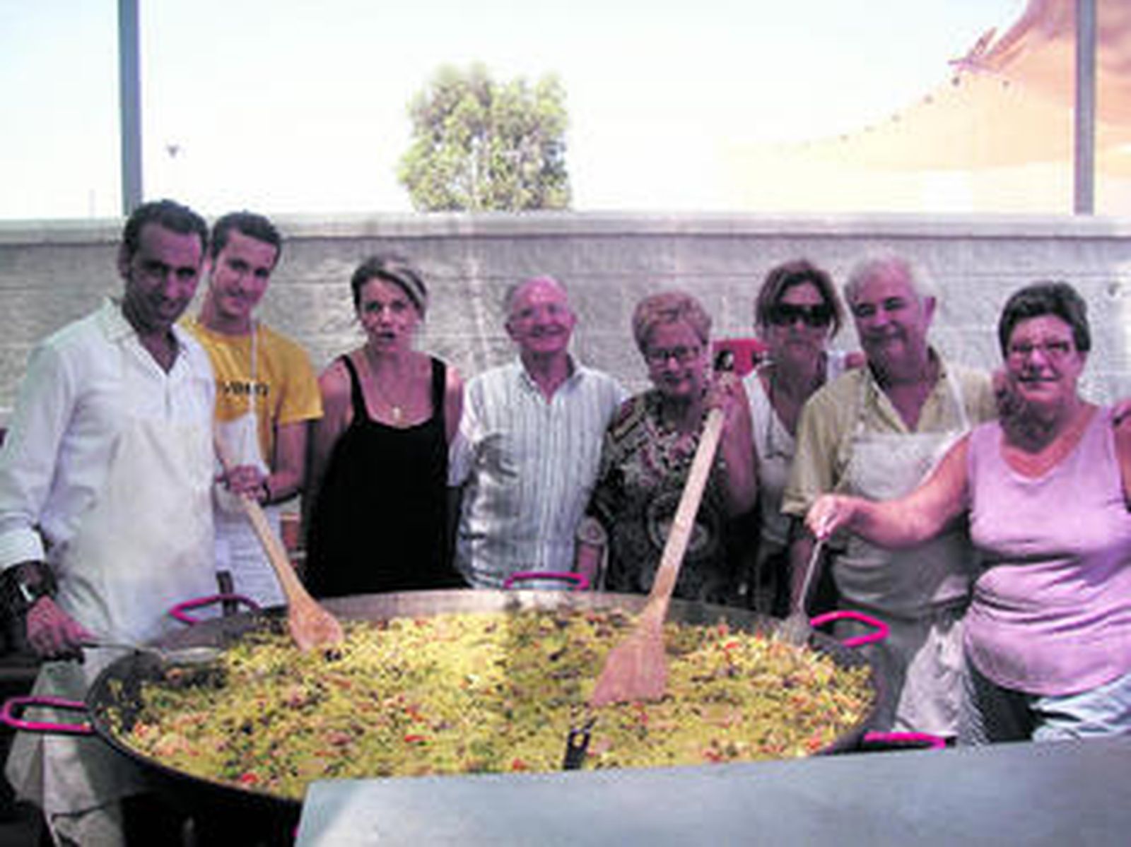 A la hora de comer, la carpa registró un lleno absoluto.