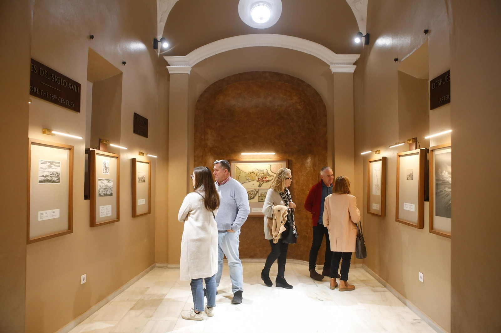 Fotos de la colección de Antonio Viñas de Roa en la capilla del Cristo de la Alameda de Algeciras