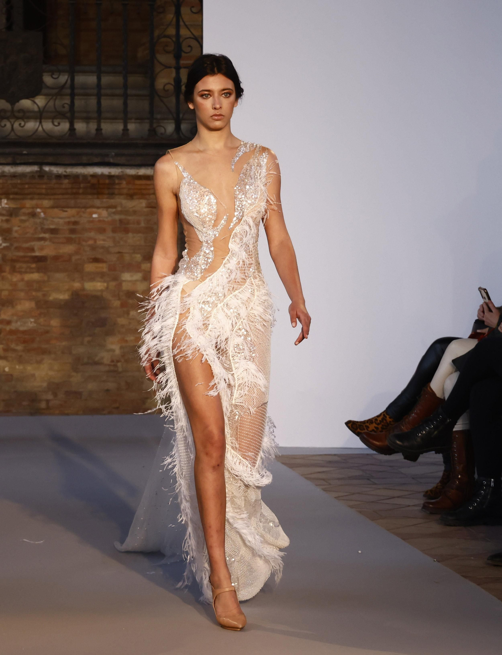 Las tendencias en vestidos de novia e invitada de la pasarela SIQ, en fotos