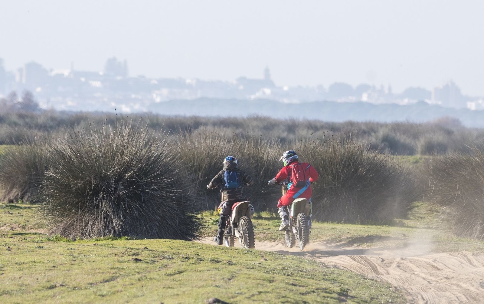 La organización ecologista sostiene que las motos están provocando daños en el pinar de La Algaida y las marismas de Bonanza.