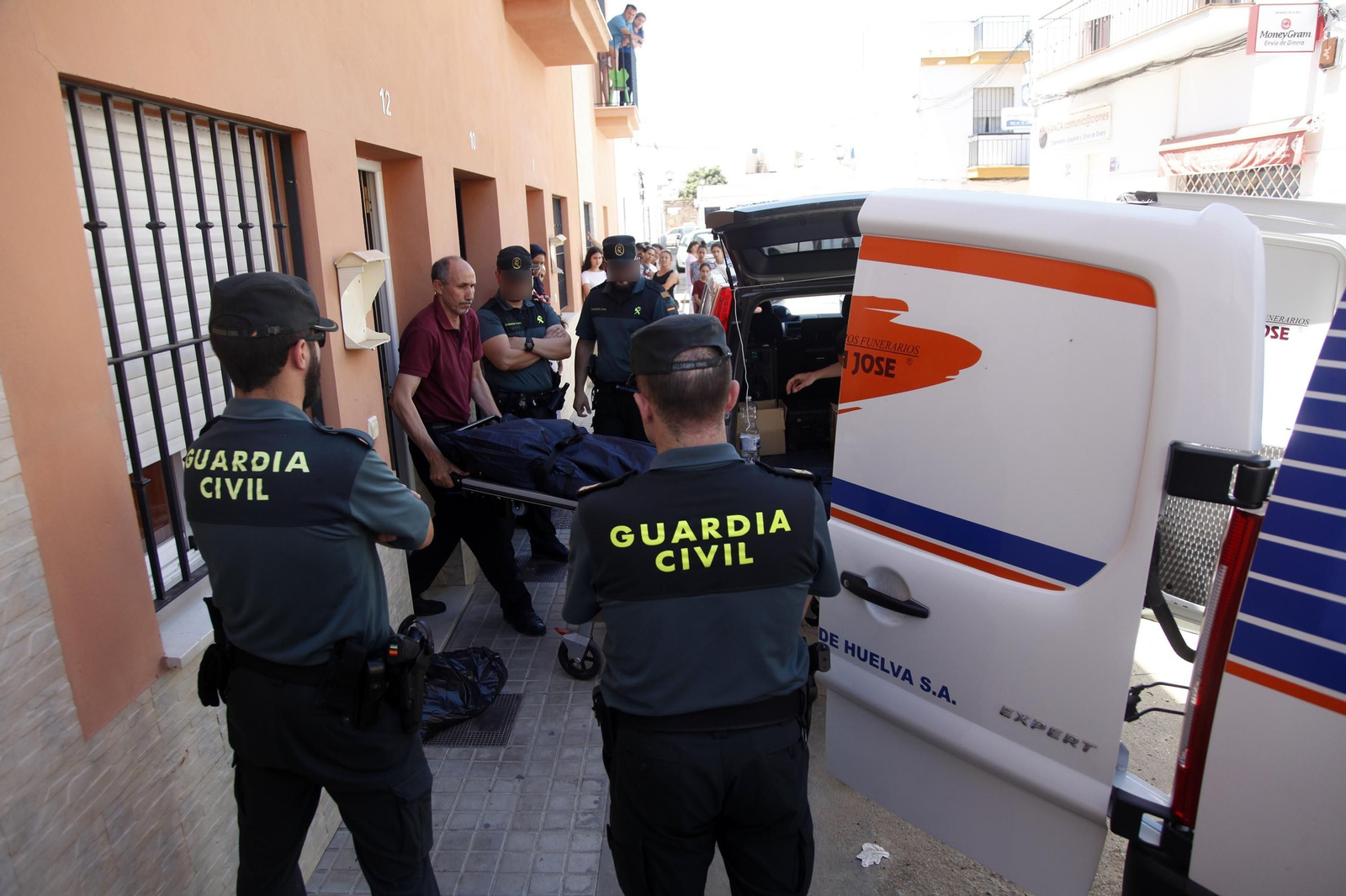 El cuerpo sin vida de Cristina Marin es trasladado por los servicios funerarios. El cuerpo sin vida de Cristina Marin es trasladado por los servicios funerarios.