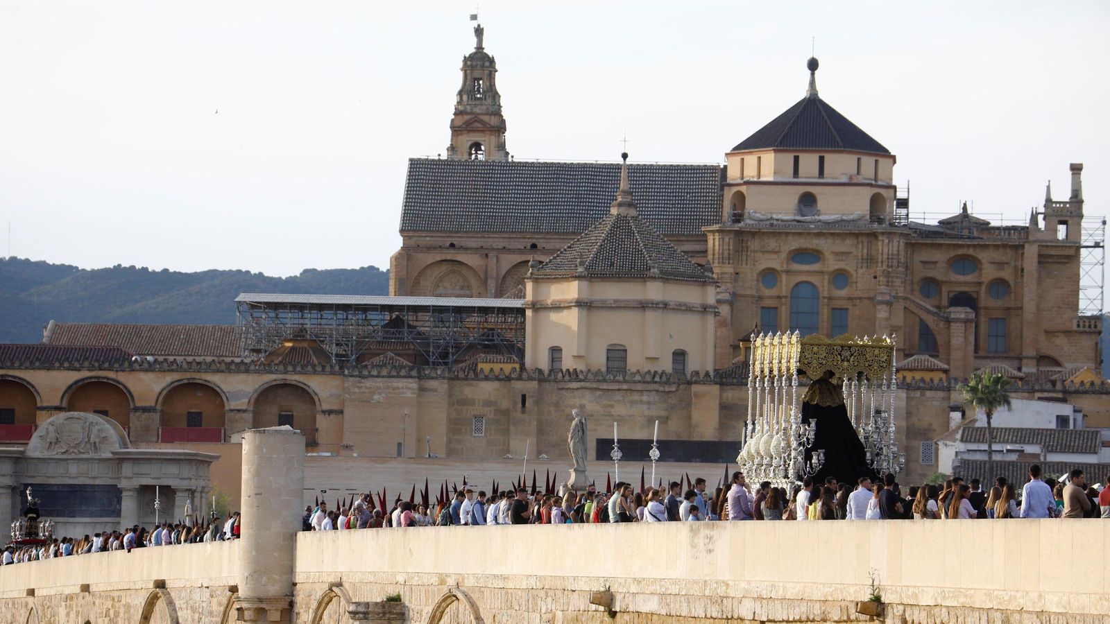 La archicofradía de la Vera-Cruz, a su paso por el Puente Romano. La archicofradía de la Vera-Cruz, a su paso por el Puente Romano.